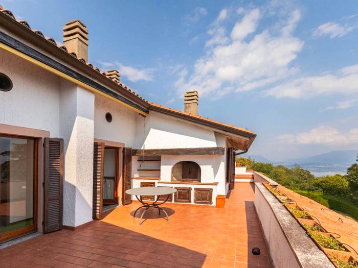 Casa con 6 locali in vendita in Via per Comnago, Lesa