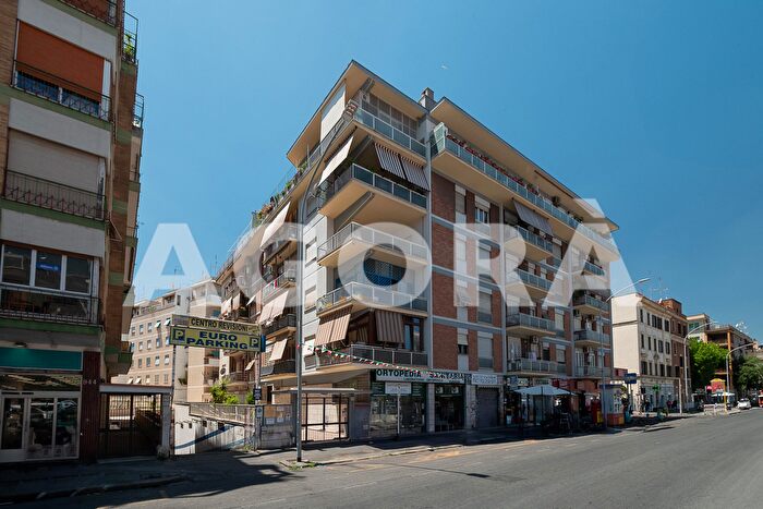 Appartamento quadrilocale in vendita in Via Tuscolana, Roma