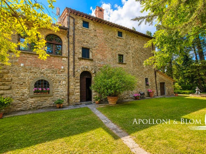 Casa con 6 locali in vendita in Via Santa Maria Nuova, Cortona