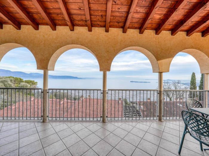 Appartamento trilocale in vendita in Via Panoramica, Gardone Riviera