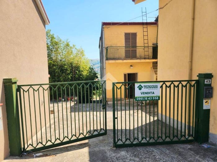 Appartamento con 6 locali in vendita in Corso Telesio, Settingiano