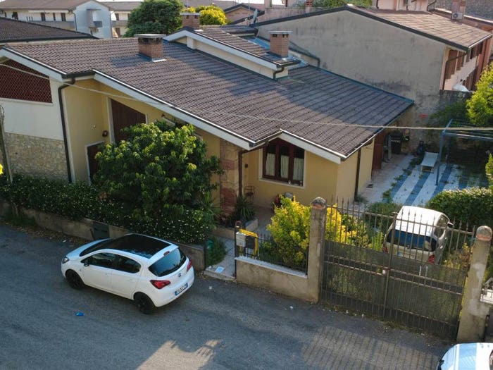 Casa con 6 locali in vendita in Via Novembre, Centro, Caldiero