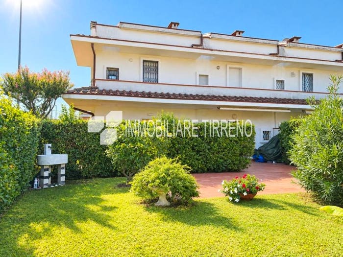 Casa quadrilocale in vendita in Lungofrigido Levante, Marina di Massa Centro, Massa