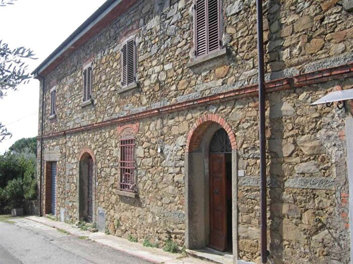 Casa con 6 locali in vendita in Lamporecchio