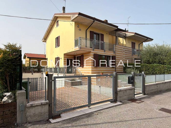 Casa con 5 locali in vendita in Via Giacomo Matteotti, Sandrà, Castelnuovo del Garda