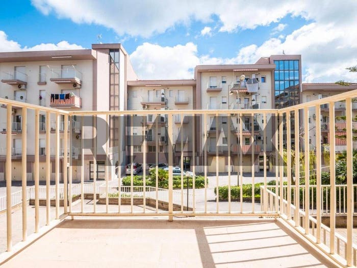 Appartamento con 6 locali in vendita in Via Giuseppe Pitrè, Centro, Caltagirone