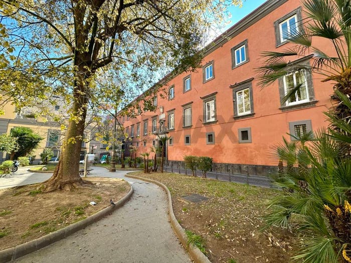 Appartamento trilocale in vendita in Via Loffredi, Tribunali, Napoli