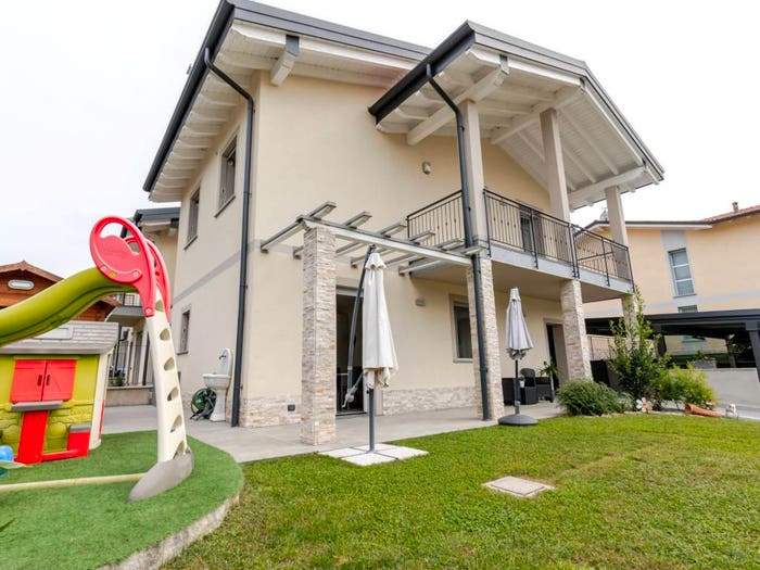 Casa quadrilocale in vendita in Via Leonardo da Vinci, Venegono Superiore