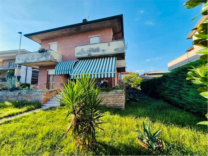 Casa con 6 locali in vendita in via Trento, Villafranca di Verona