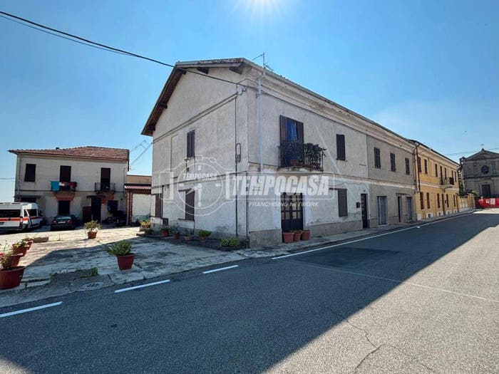 Casa con 6 locali in vendita in Via Pontestura, Centro, Camino