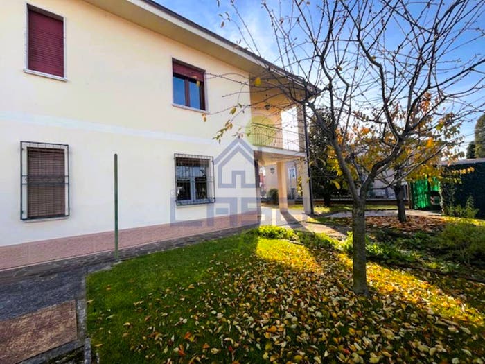 Casa con 6 locali in vendita in Via Manzoni, Asola