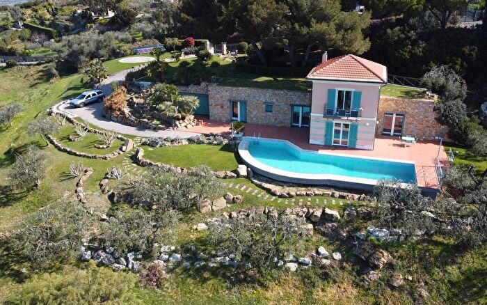 Casa con 10 locali in vendita in Bordighera