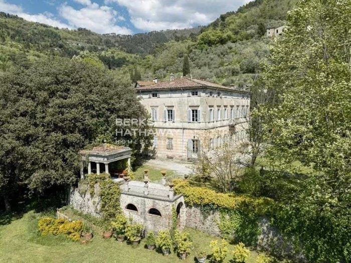 Casa con 6 locali in vendita in Piazza Anfiteatro Torre Guinigi, Lucca