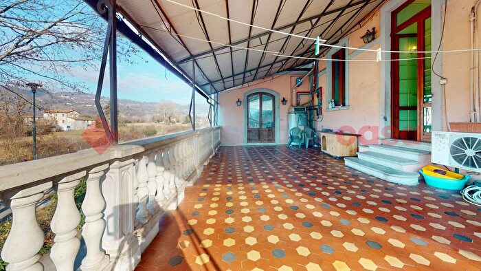 Casa con 8 locali in vendita in Piazza della Stazione Mologno, Barga