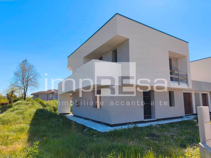 Casa quadrilocale in vendita in Via olimpia, Centro, Paese