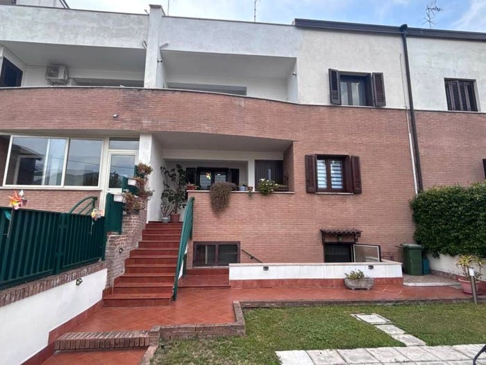Casa con 6 locali in vendita in Traversa Prima Taverna Campanile, Centro, Monteforte Irpino