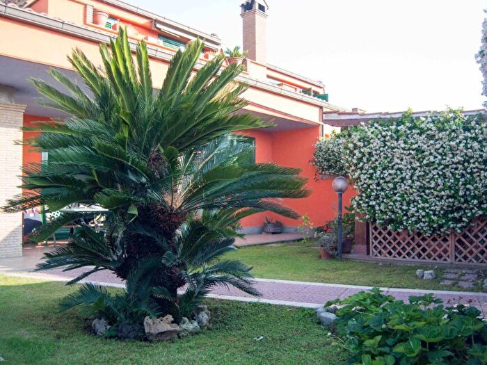 Casa quadrilocale in vendita in Via Oceano Atlantico, Torvaianica Alta, Pomezia