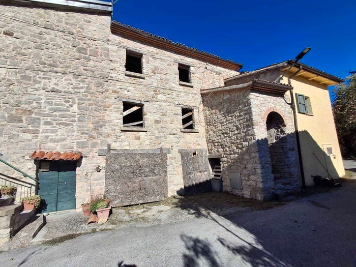 Casa con 6 locali in vendita in Maiolo campo sportivo, Maiolo