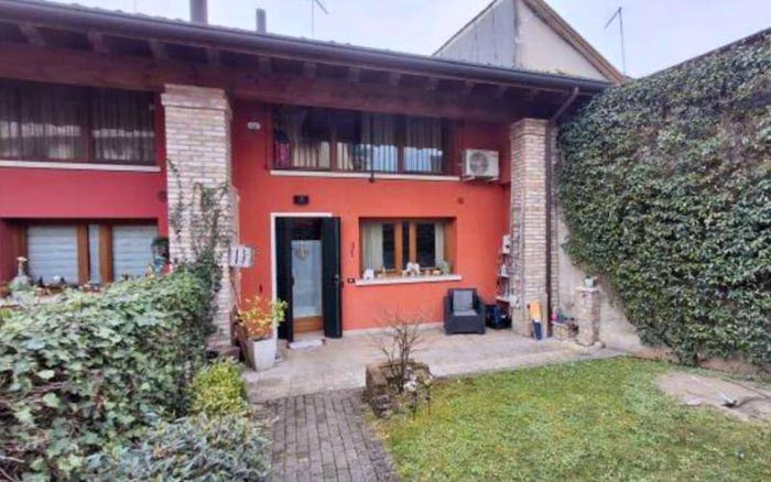 Appartamento quadrilocale in vendita in Via San Pio X Pieve del Grappa TV, Pieve del Grappa