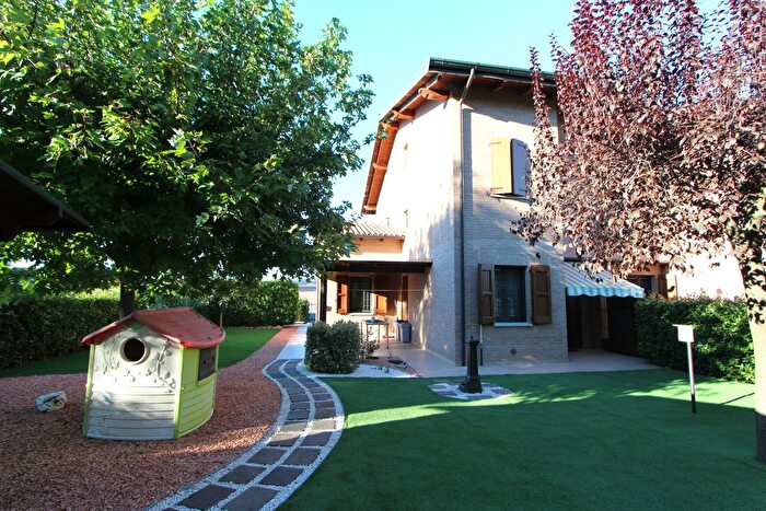Casa con 7 locali in vendita in Via Provinciale, Valsamoggia