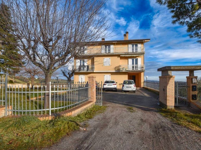 Appartamento con 6 locali in vendita in Contrada MonteradaldoEte, Santa Vittoria in Matenano