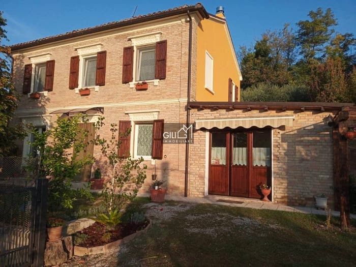 Casa con 6 locali in vendita in Mombaroccio
