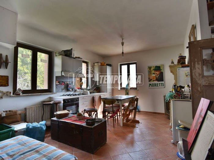 Casa quadrilocale in vendita in Contrada Colvenale, Camporotondo di Fiastrone