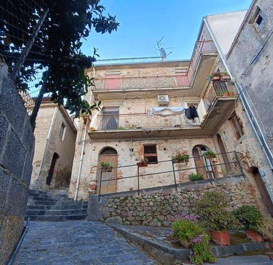 Casa trilocale in vendita in Via Tito Manlio, Centro, Ficarra