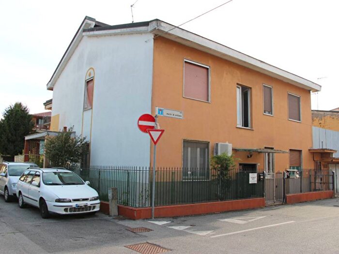Casa bilocale in vendita in Via Martiri di Cefalonia, Centro, Lodi Vecchio
