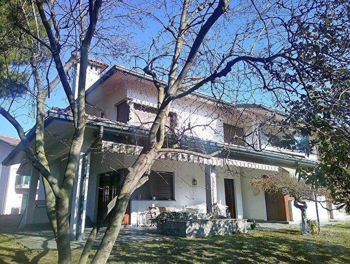 Casa con 6 locali in vendita in Via Gran Sasso, Centro, Parabiago
