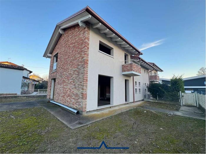 Casa con 6 locali in vendita in via raffaello, Centro, Dolo