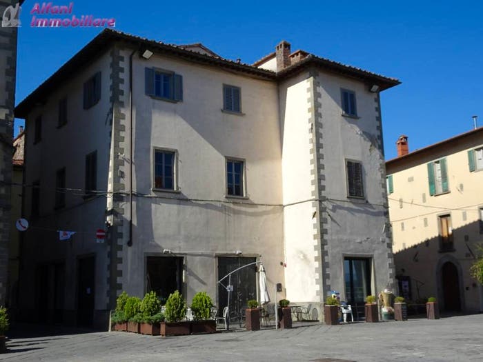 Appartamento con 6 locali in vendita in piazza Camaiani, Centro, Bibbiena