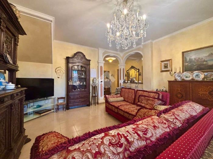 Appartamento con 6 locali in vendita in Via piero sola, Centro, None