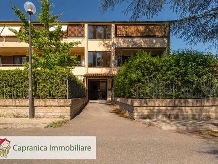 Appartamento con 6 locali in vendita in Viale Laura Nn, Centro, Capranica