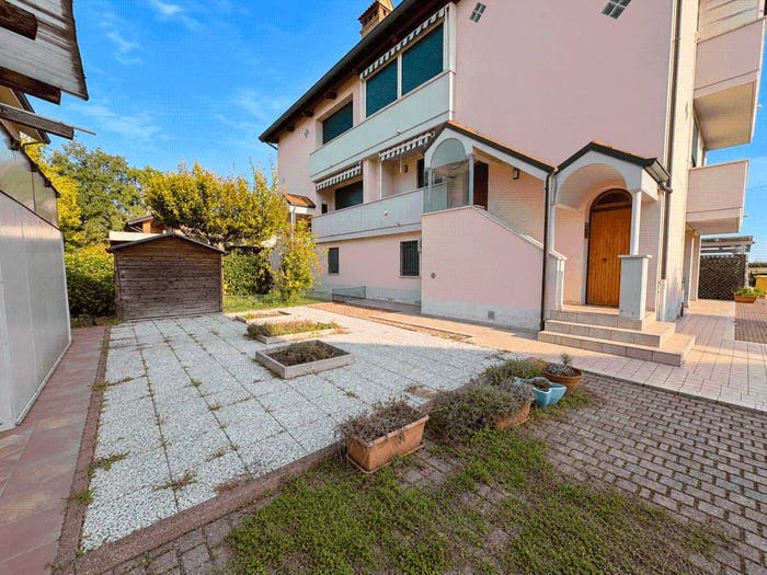 Appartamento con 5 locali in vendita in Via Novembre, Villafranca, Forlì
