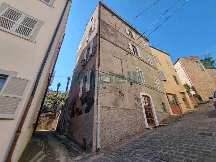 Casa con 6 locali in vendita in Via Degli Assalti, Centro, Fermo