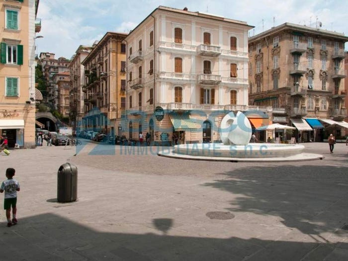 Appartamento con 6 locali in vendita in Piazza Giuseppe Garibaldi, Centro Storico, La Spezia