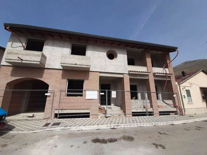 Casa con 6 locali in vendita in Via Del Pino, Massa d'Albe