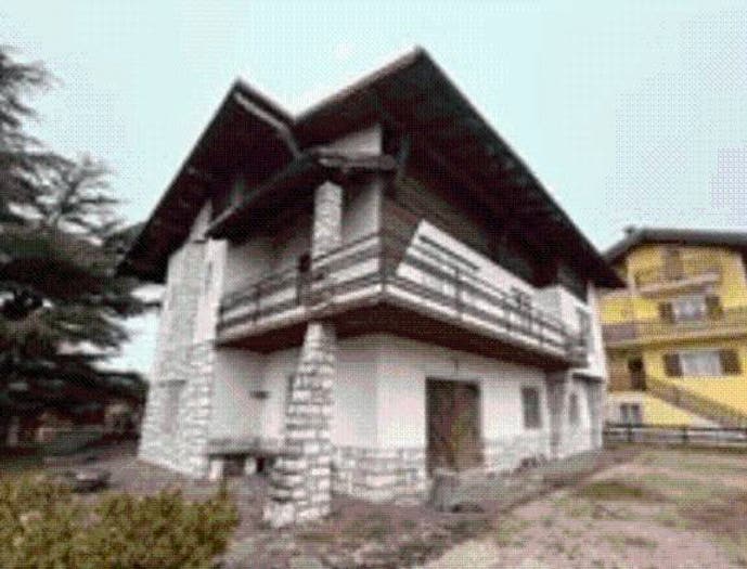 Casa con 6 locali in vendita in Viale Dolomiti, Chiesa, Lavarone