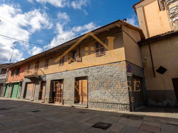 Casa con 6 locali in vendita in Via Camillo Benso di Cavour, Centro, Livorno Ferraris