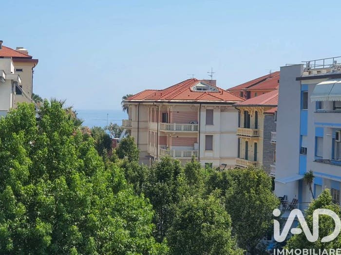 Appartamento con 6 locali in vendita in Viale Faraggiana, Albissola Marina