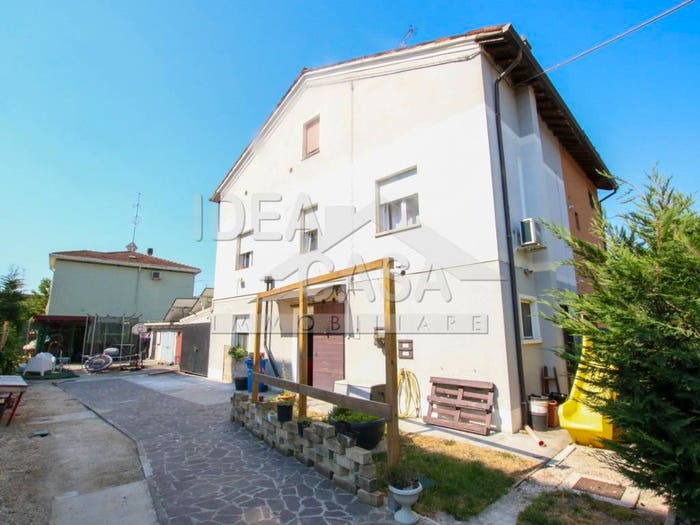Casa quadrilocale in vendita in Via Vittorio Veneto, Centro, Mirandola
