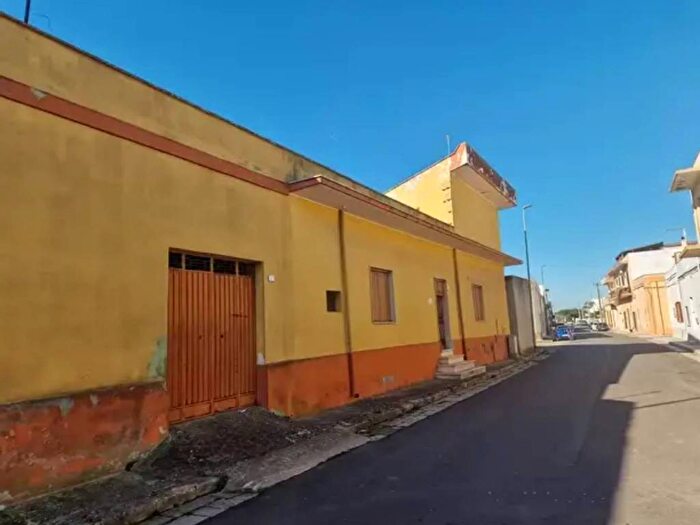 Appartamento con 6 locali in vendita in Via Osanna, Centro, Guagnano