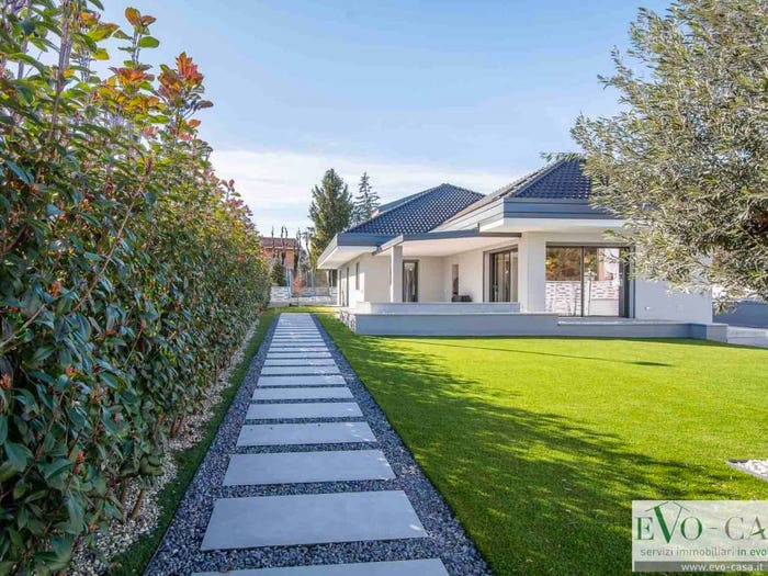 Casa con 6 locali in vendita in Via Padre Giuliano, Centro, Castano Primo