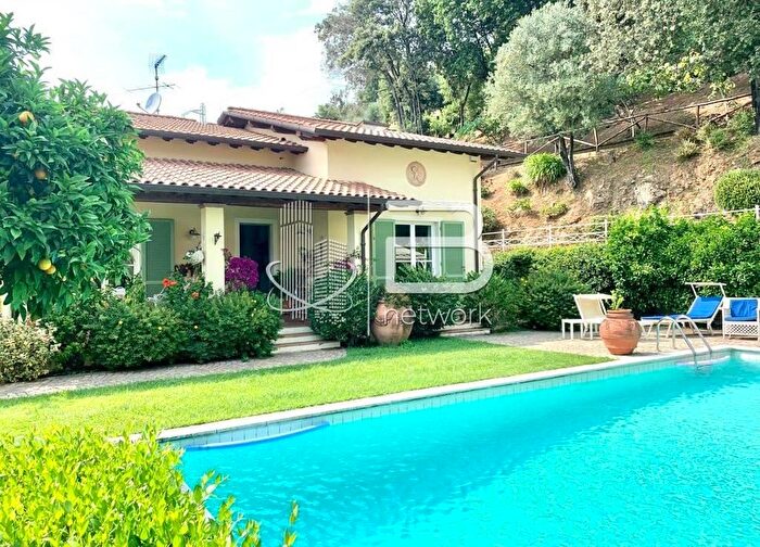 Casa con 10 locali in vendita in Via Montiscendi, Pietrasanta