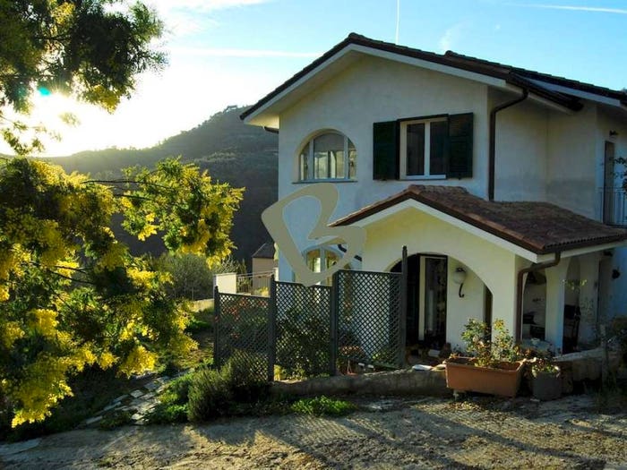 Casa con 6 locali in vendita in località Villa, Perinaldo