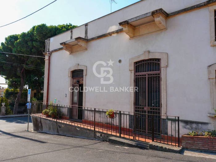 Casa con 6 locali in vendita in Via Re Martino, Centro, Aci Castello
