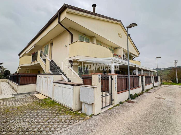 Appartamento quadrilocale in vendita in Via Provinciale le Uso, Lo Stradone, Borghi