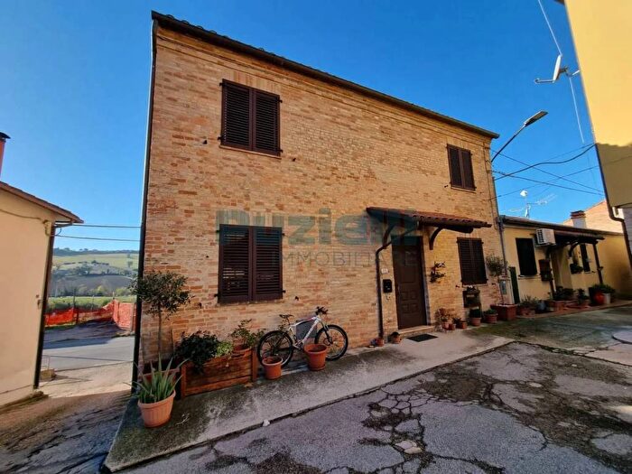 Appartamento con 6 locali in vendita in Contrada Molini Di Fermo, Fermo