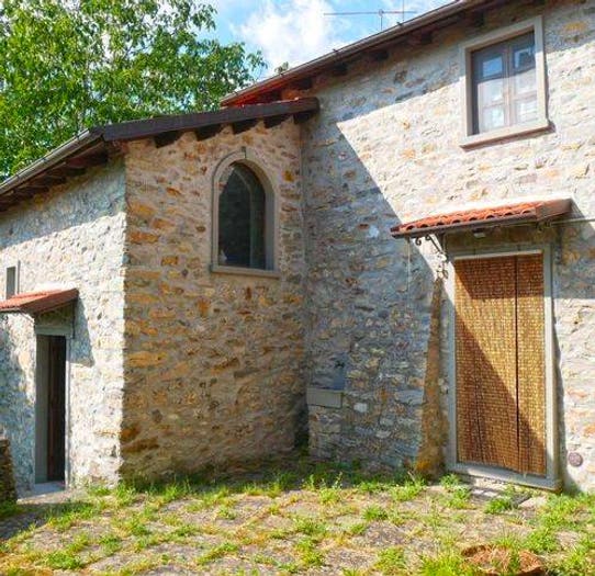 Casa con 6 locali in vendita in Via Enrico Toti, Fivizzano